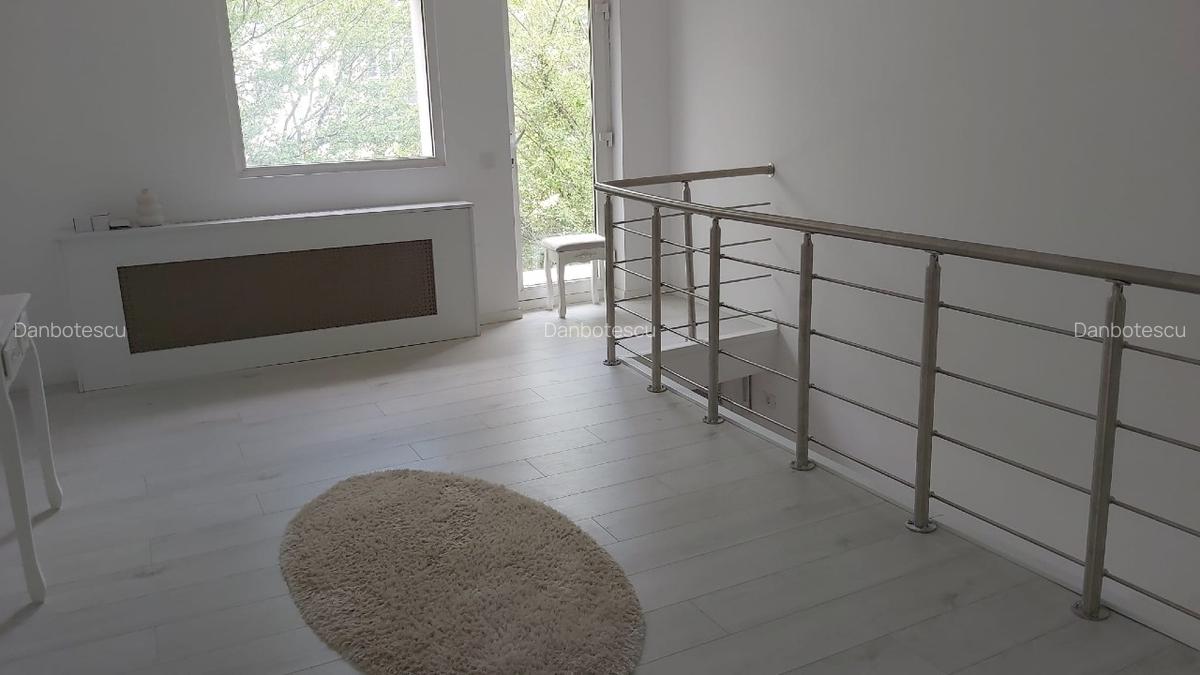 Casa Padurea Baneasa - 3 locuri de parcare , an 1998 - 1