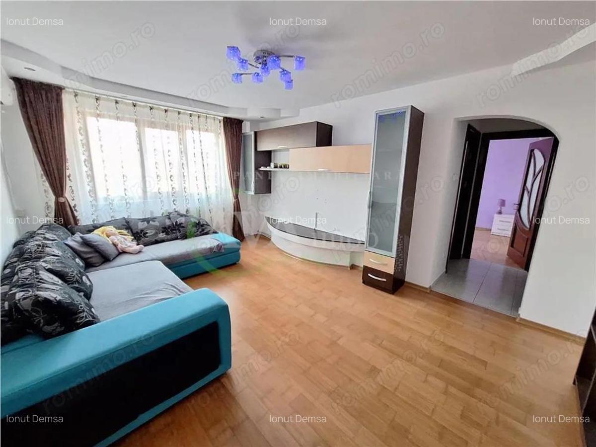 Apartament 3 camere semidecomandat, renovat si semi-mobilat, zona Cora-Bacau - 1