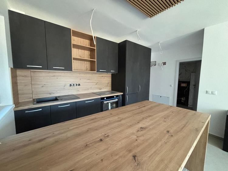Apartament cu 3 camere decomandat în Exterior Vest