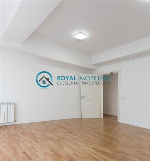 Penthouse cu 3 camere decomandat în Republicii