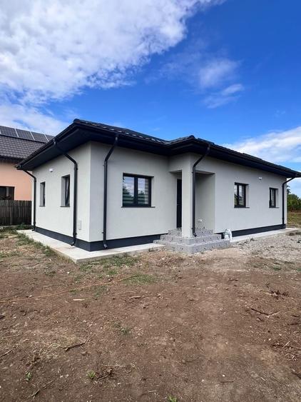 Casă cu 4 camere în Boșteni