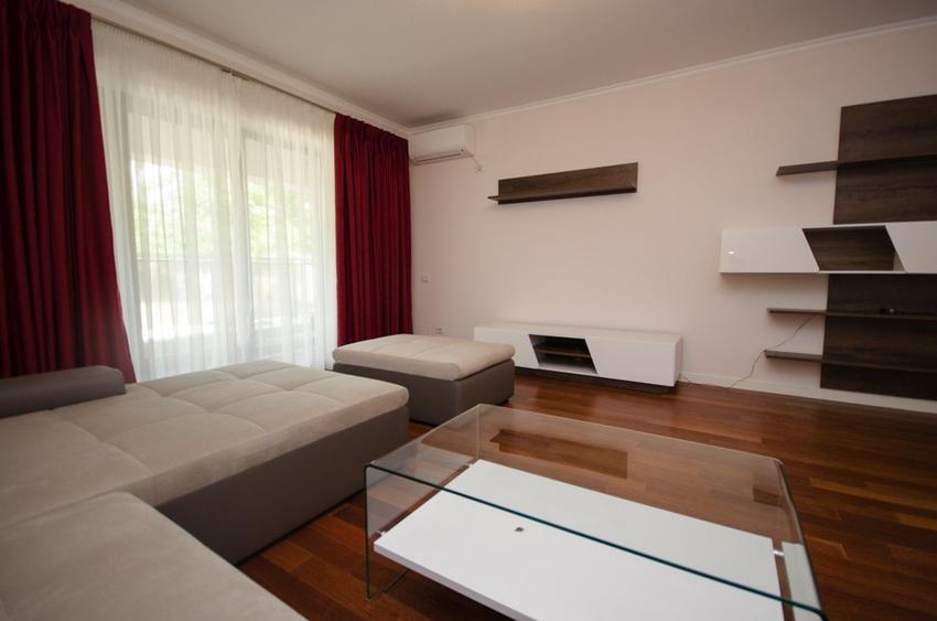 Apartament cu 3 camere decomandat în P-ța Victoriei