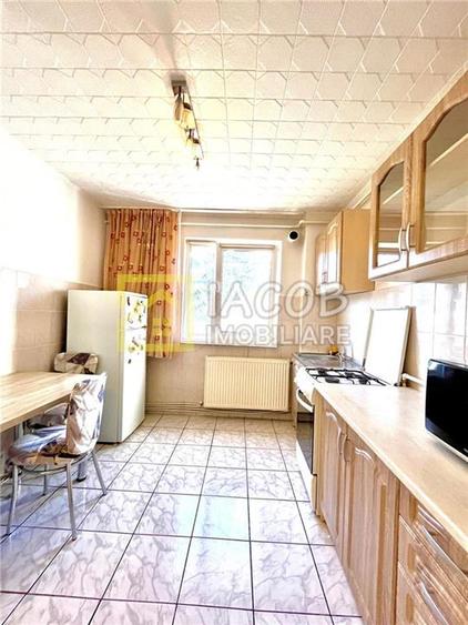 Apartament cu 2 camere semidecomandat, mobilat în Cornișa