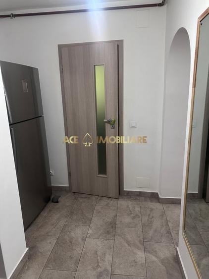 Apartament cu 4 camere semidecomandat, mobilat în Titan