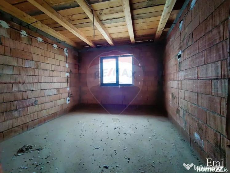 Casă cu 7 camere cu Teren 300 Mp în Central