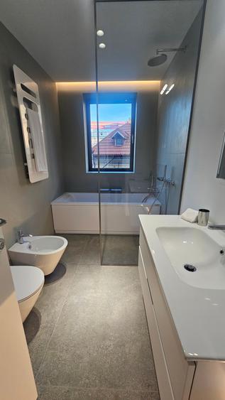 Apartament cu 4 camere decomandat în P-ța Victoriei