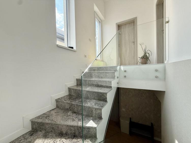 Duplex cu 5 camere cu Canalizare în Pipera