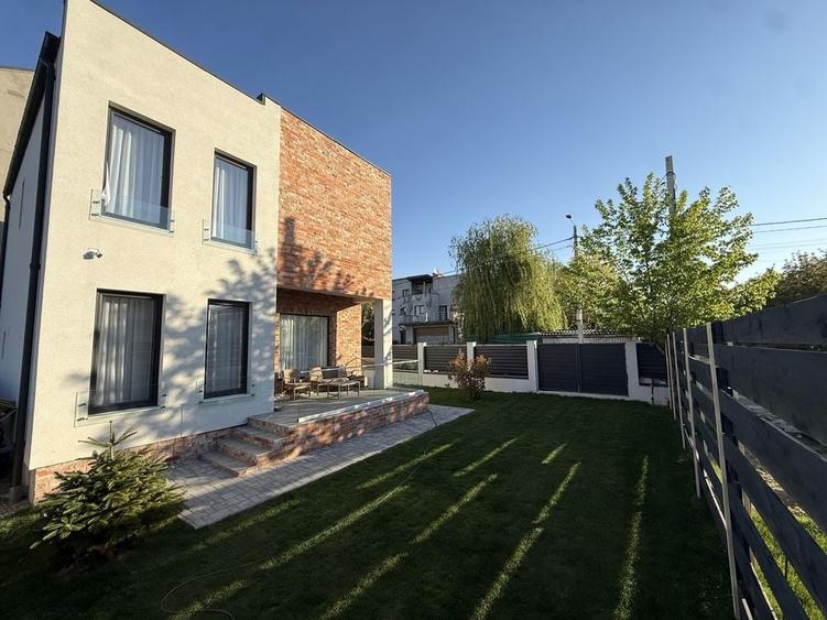 Casă cu 4 camere în Cârcea