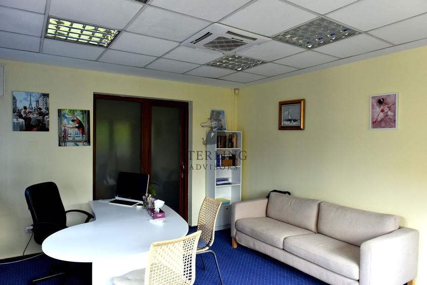 Casă individuală cu 12 camere cu Canalizare în Capitale