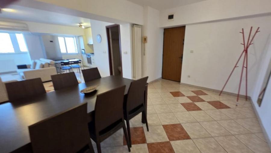 Apartament cu 3 camere semidecomandat în Unirii