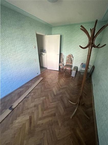 Apartament cu 3 camere semidecomandat în Aradului