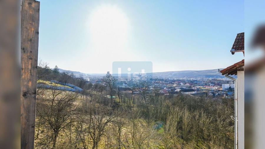 Apartament cu 3 camere semidecomandat, mobilat în Gherla