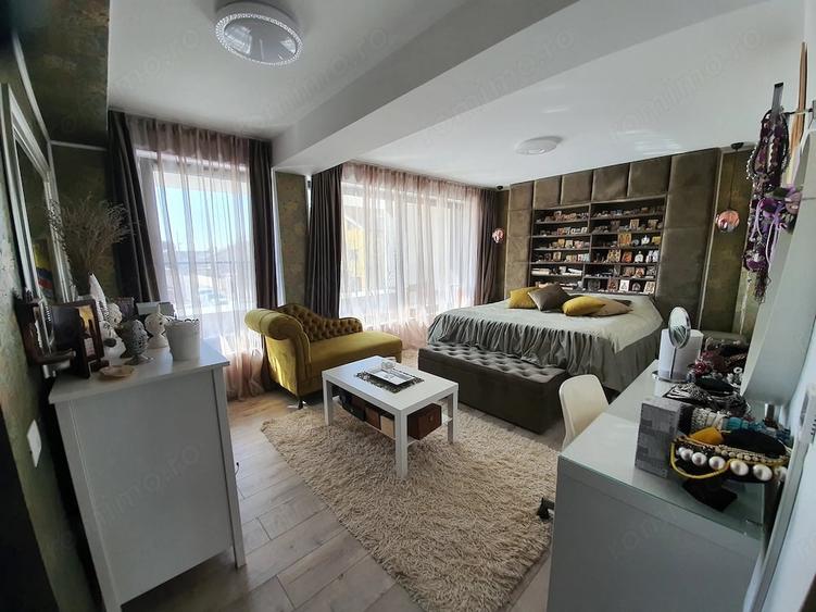 Casă cu 9 camere cu Teren 622 Mp în Sud