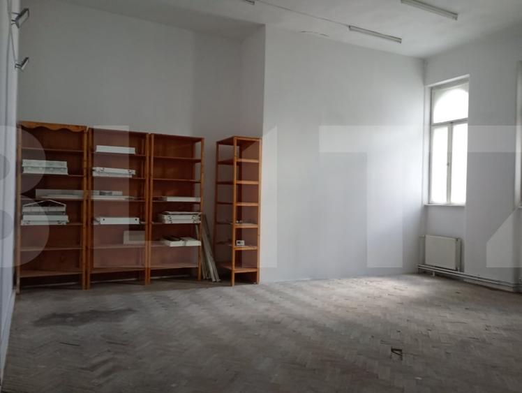 Birou, de 375 mp, în Central
