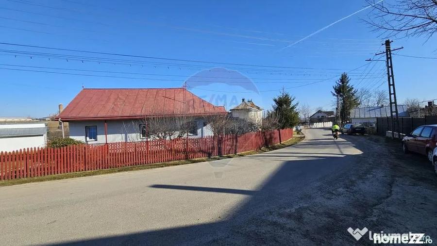 Casă cu 3 camere cu Teren 4900 Mp în Central