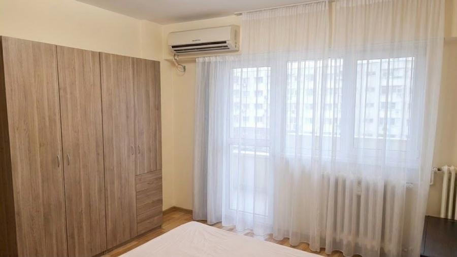 Apartament cu 3 camere semidecomandat, mobilat în P-ța Rosetti