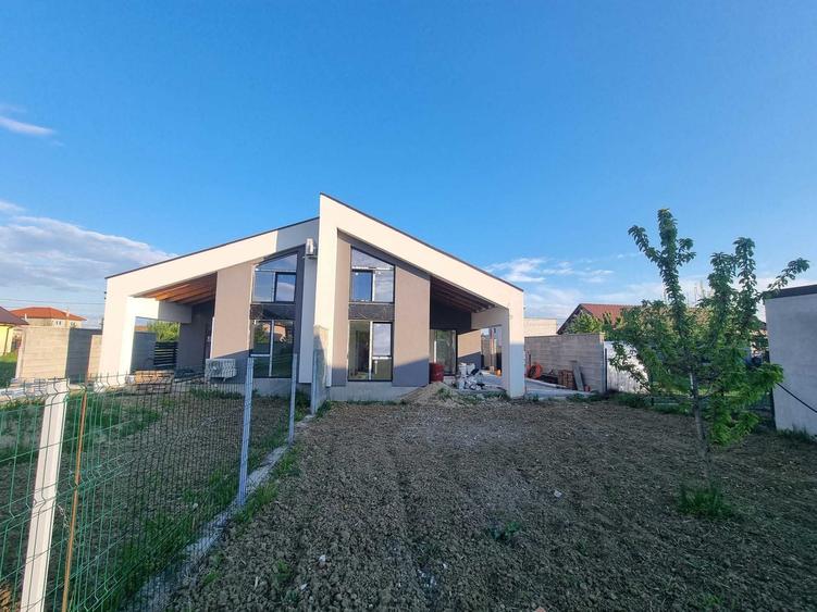 Casă cu 4 camere cu Teren 440 Mp în Ghiroda
