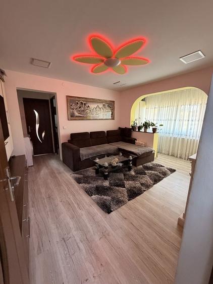 Apartament cu 3 camere semidecomandat în Central