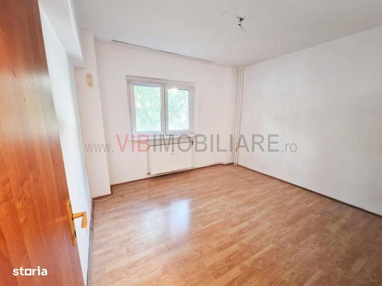 Apartament cu 4 camere semidecomandat în Văcăresti