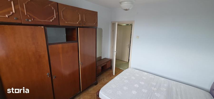 Apartament cu 3 camere semidecomandat în Șerbănești
