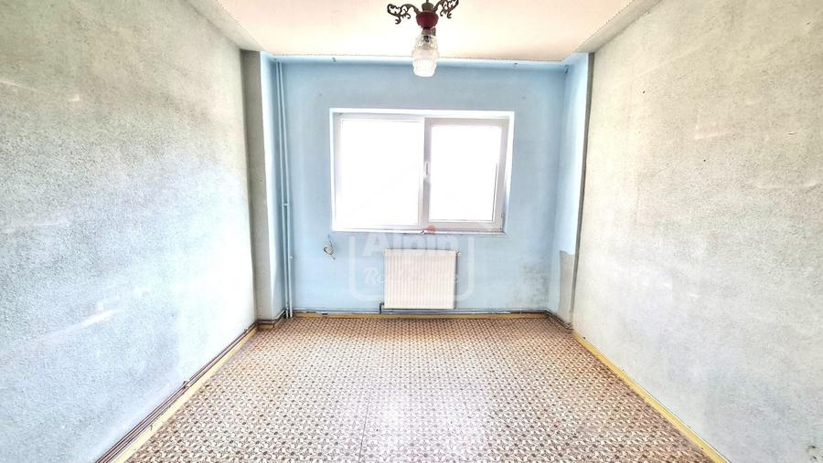 Apartament cu 4 camere decomandat în Răcădău
