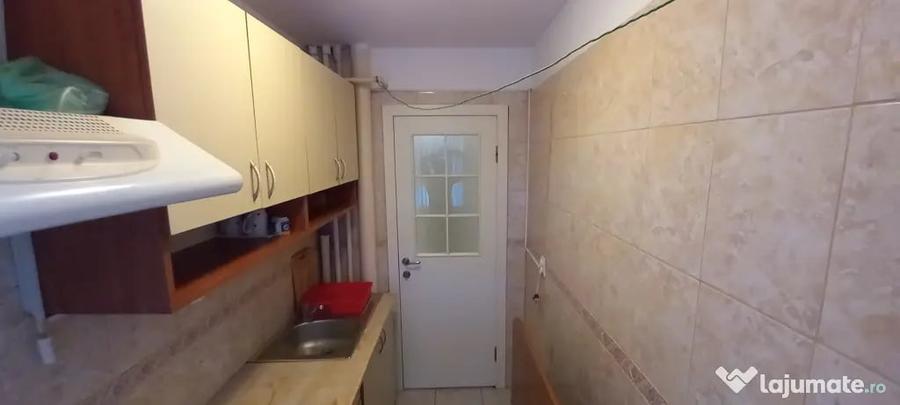 Apartament cu 3 camere semidecomandat în P-ța Reșița
