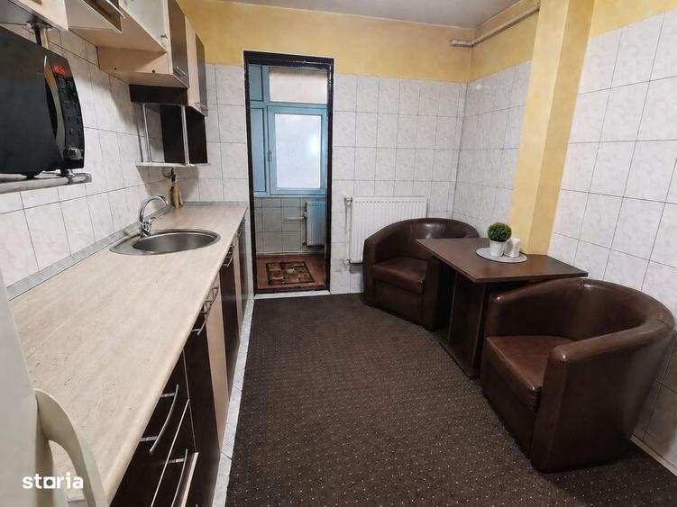 Apartament cu 3 camere decomandat în Cornișa