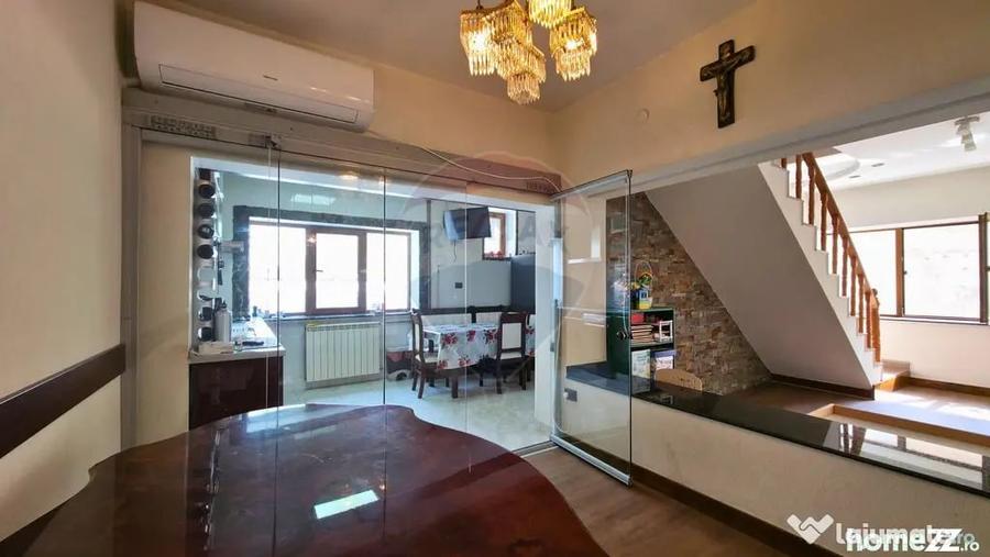Casă cu 7 camere cu Teren 350 Mp în Lacul Morii