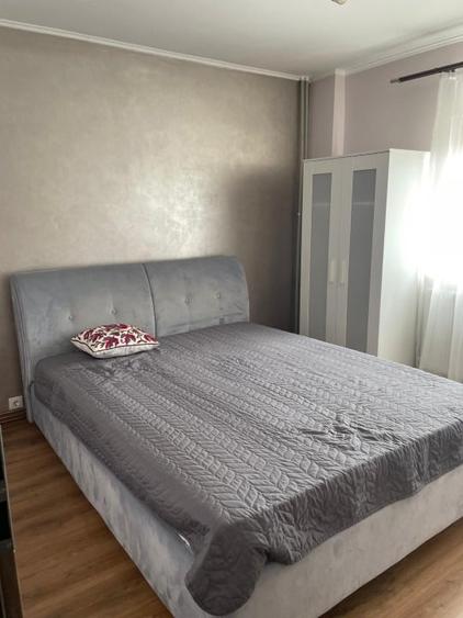 Apartament cu 3 camere semidecomandat, mobilat în Sebastian