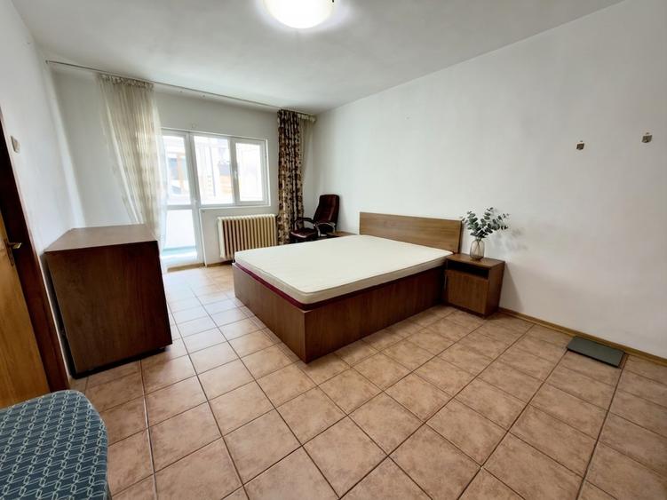 Apartament cu 2 camere semidecomandat, mobilat în Polonă