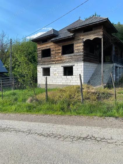 Casă cu 6 camere cu Teren 540 Mp în Săcel