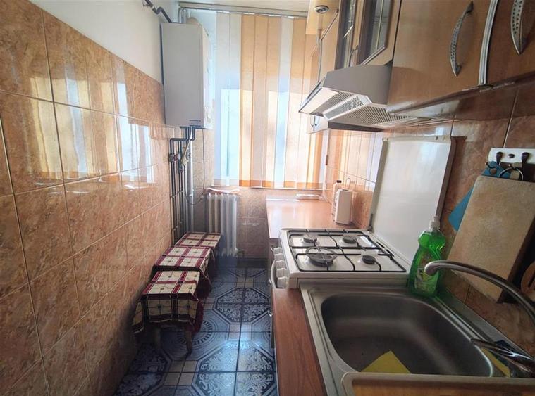 Apartament cu 3 camere semidecomandat, mobilat în Alexandru cel Bun