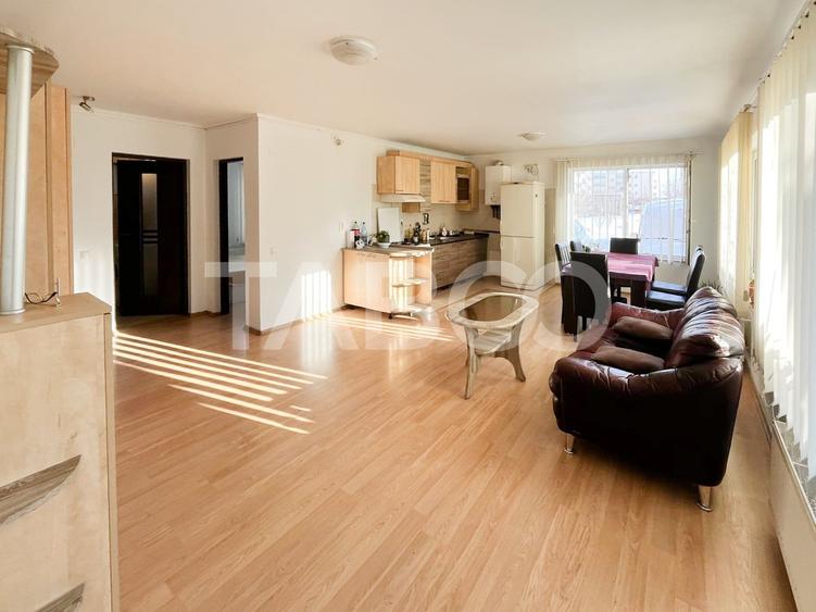 Apartament cu 3 camere semidecomandat, mobilat în Bună Ziua