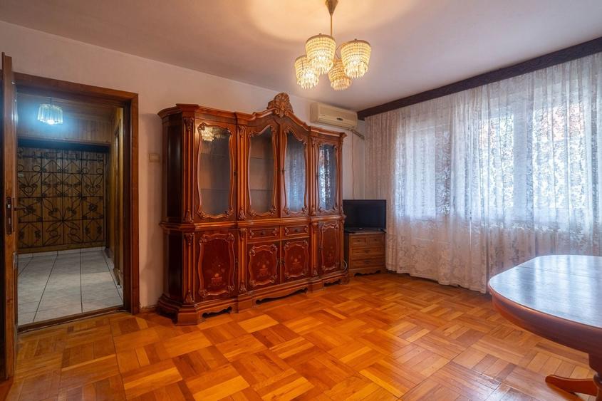 Apartament cu 3 camere semidecomandat, mobilat în Central