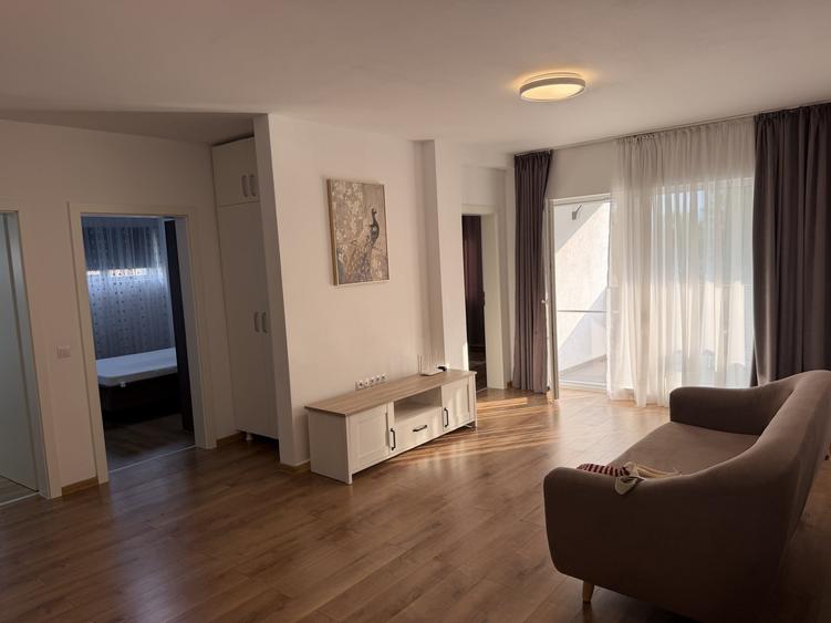 Apartament cu 3 camere semidecomandat, mobilat în Piața Cluj