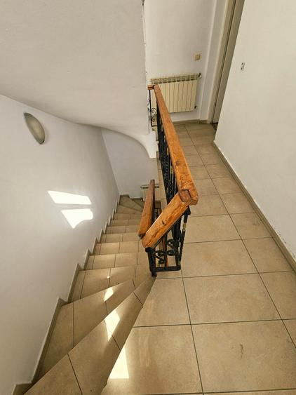 Casă individuală cu 10 camere cu Canalizare în Central