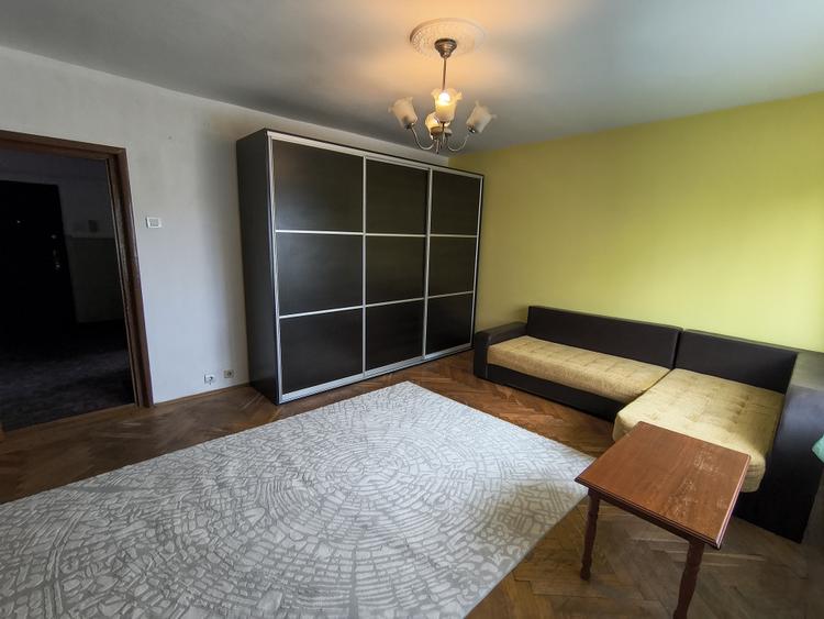 Apartament cu 3 camere decomandat, mobilat în