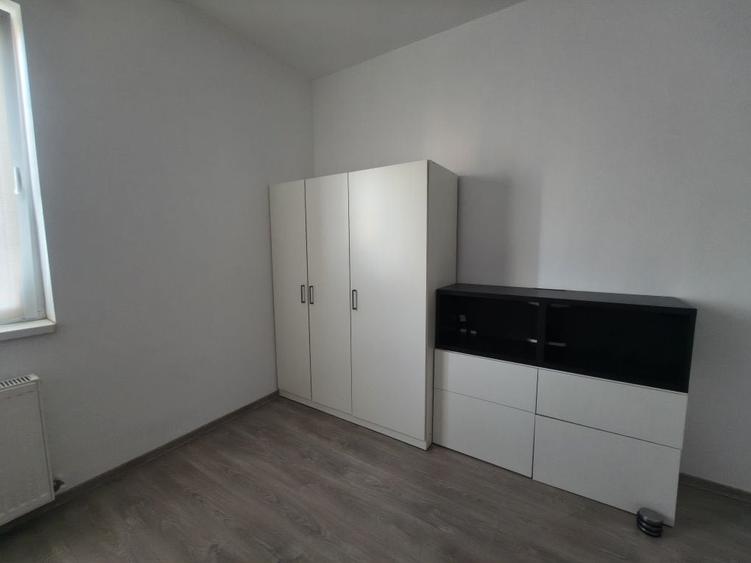 Apartament cu 3 camere semidecomandat în Giroc