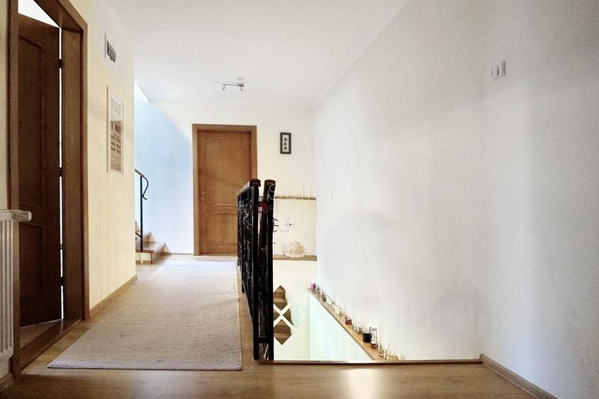Casă individuală cu 7 camere cu Canalizare în Cristian