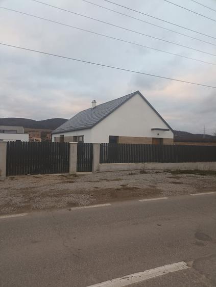 Casă individuală cu 3 camere cu Teren 440 Mp în Periferie