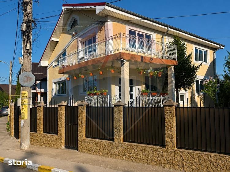 Casă cu 9 camere cu Teren 472 Mp în CFR