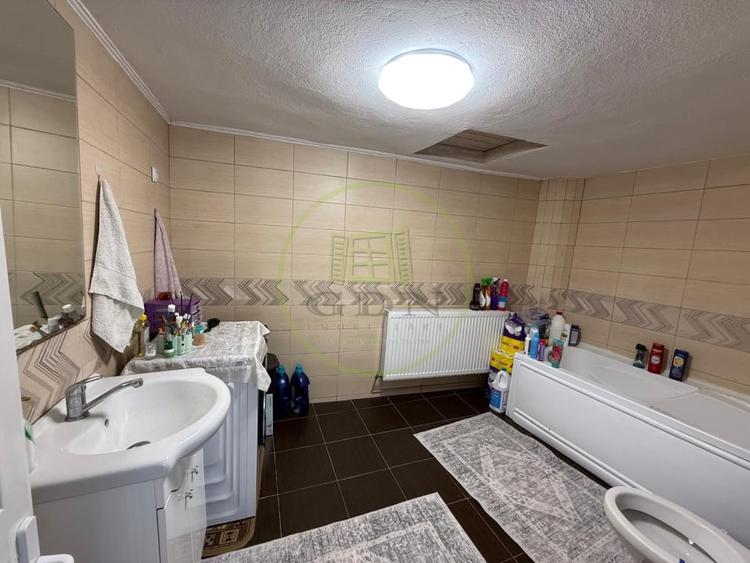Casă cu 6 camere cu Canalizare în Central