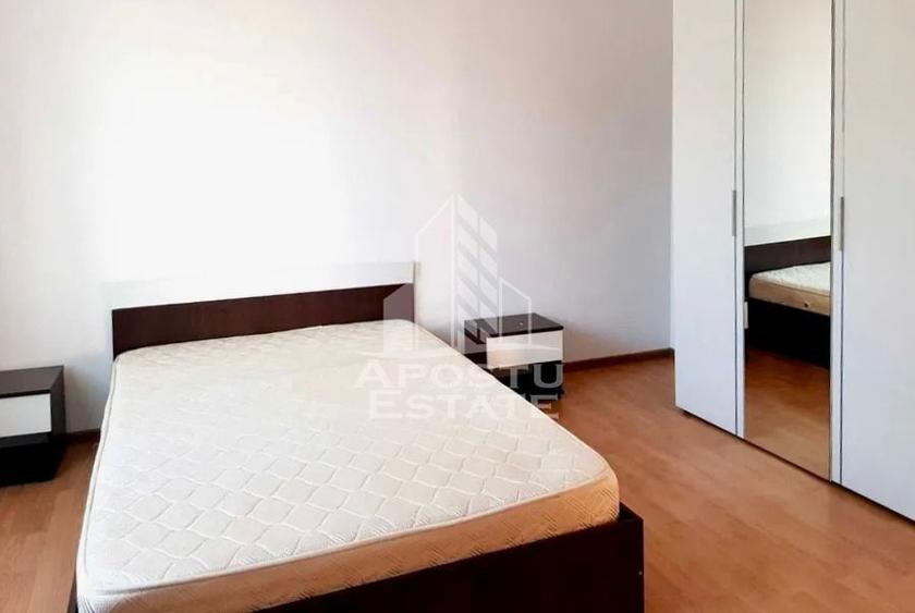 Apartament cu 3 camere semidecomandat, mobilat în Intim