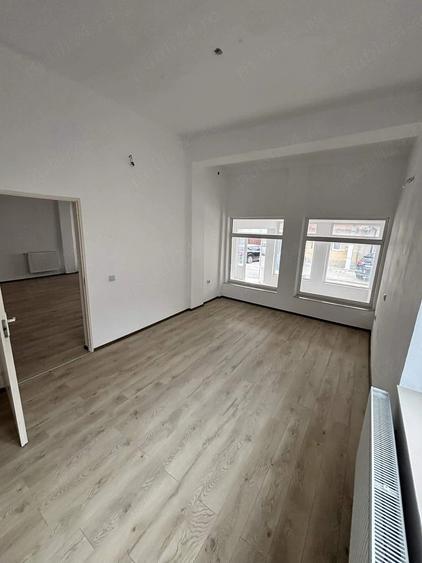 Apartament cu 5 camere nedecomandat în Pianu
