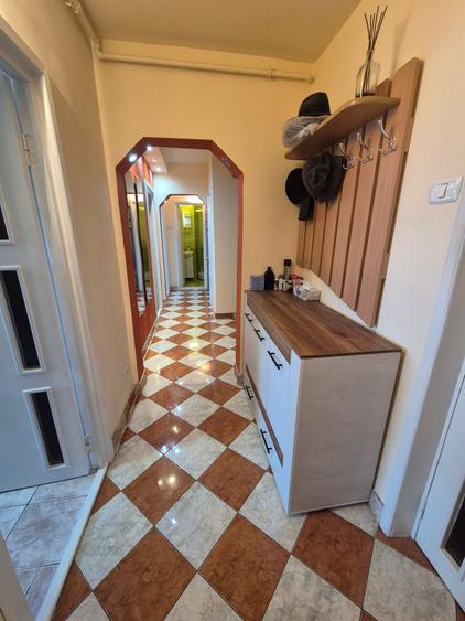 Apartament cu 4 camere semidecomandat, mobilat în Micălaca