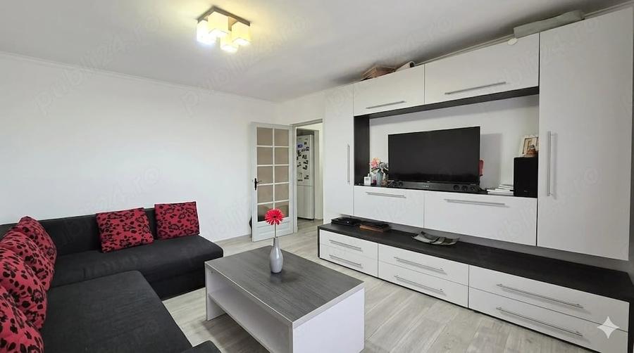 Apartament cu 3 camere decomandat în Micro 16
