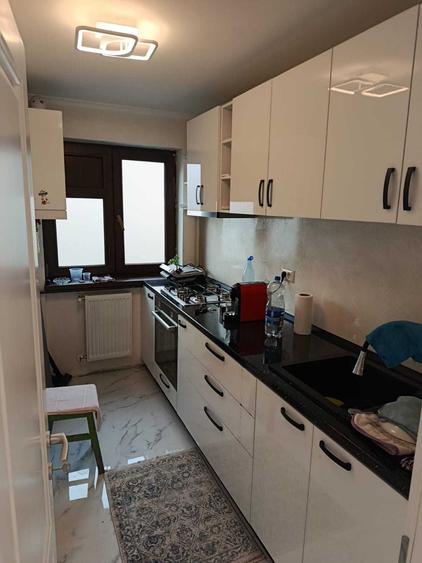 Apartament cu 3 camere semidecomandat în Săvinești