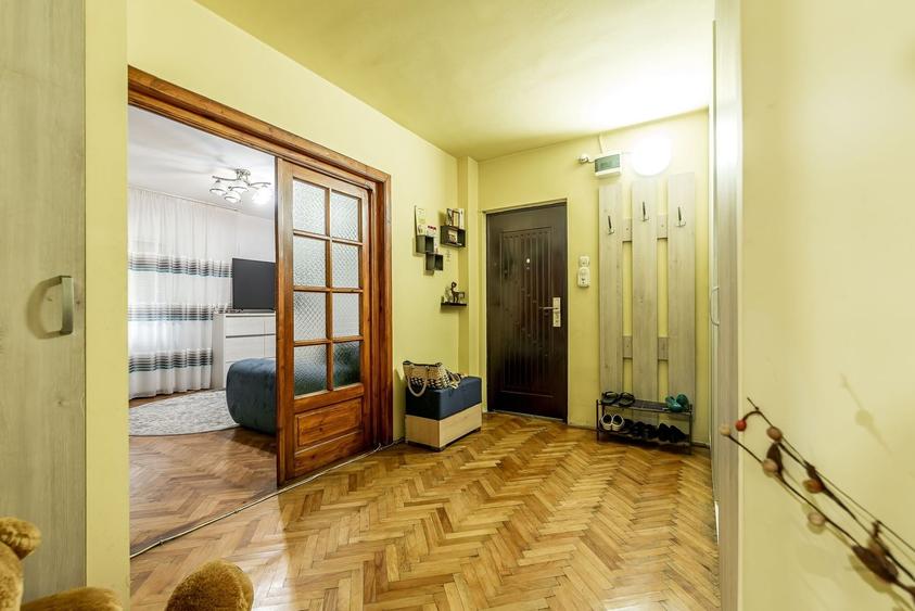 Apartament cu 3 camere semidecomandat, mobilat în Aurel Vlaicu