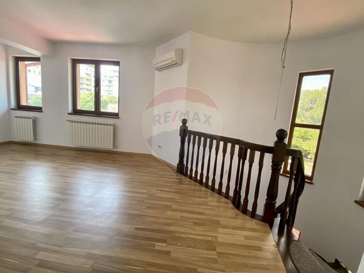 Casă individuală cu 8 camere cu Teren 300 Mp în Aviației