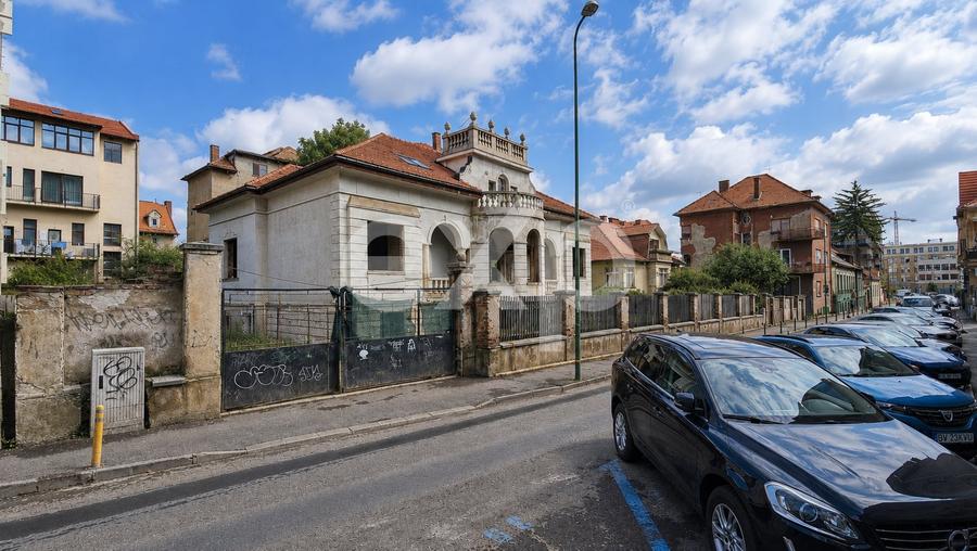 Casă individuală cu 9 camere cu Canalizare în Centrul Istoric